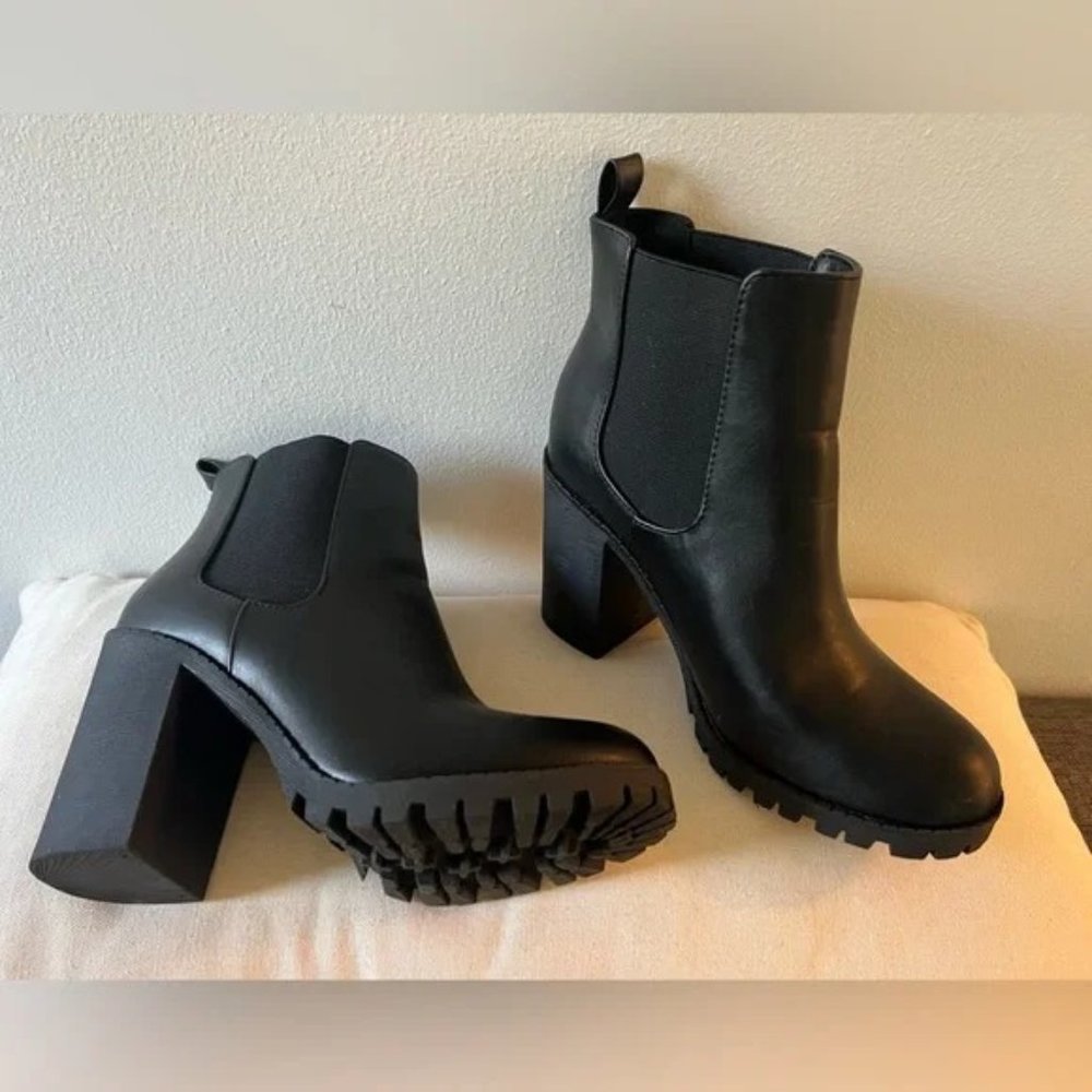Like new women’s black Soda heeled boots (Size 8)